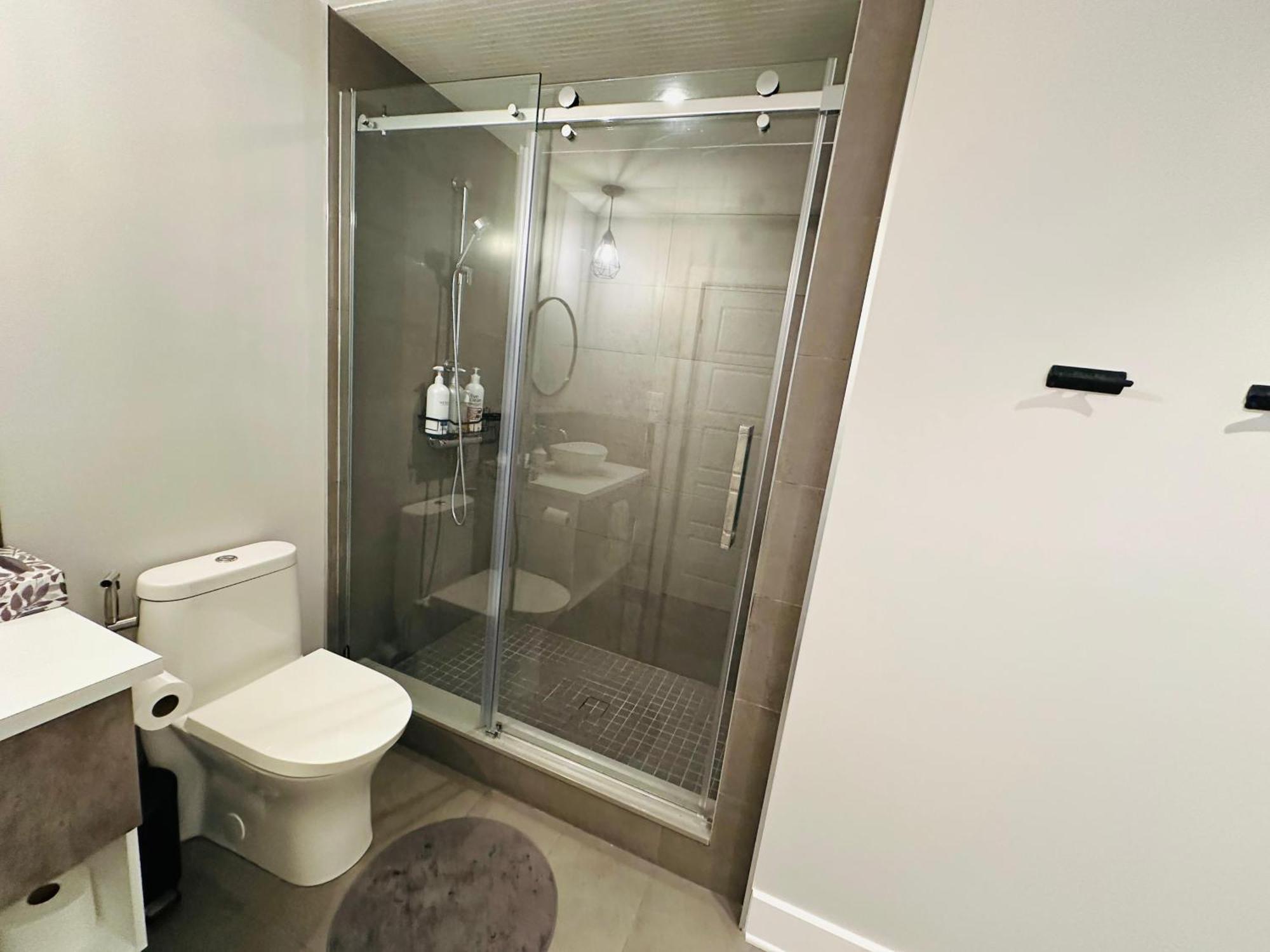 Urban Retreat - 2 Bedroom, 3 Beds, 6 Guests, Free Parking Longueuil Exterior foto